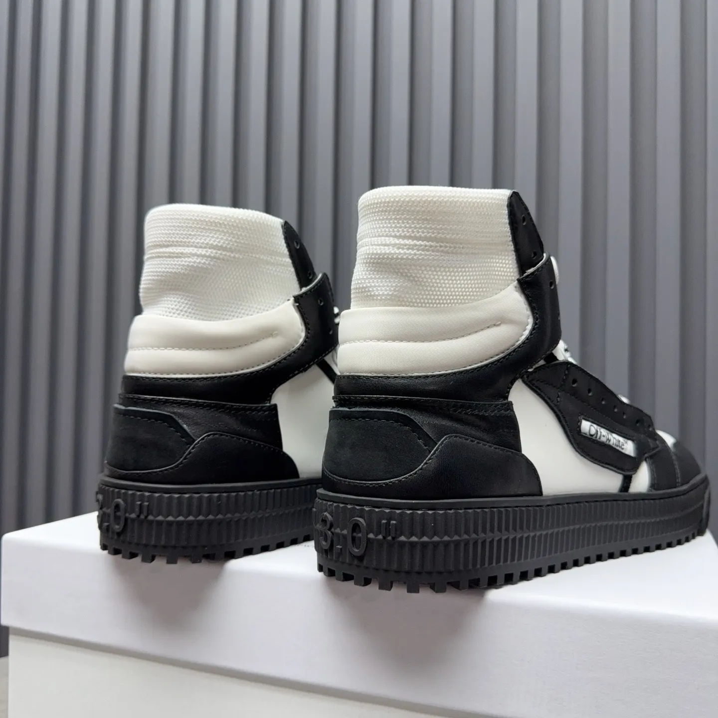 Men's shoes💰740 OFF WHITE ⚡️Couple style⚡️The latest spring style street casual shoes, released with the highest quality version on the market👊Series original mold opening, original lasting, production technology 1:1 original version➰🔜The best choice for more and more celebrities and Internet celebrities🔸In the classics Changes in the code🔸Innovate in the trend🔸Strive to break away from the shackles of bad street design🔝Although he is not the originator of fashion design, he is definitely a shining dark horse in avant-garde design🐴🆙Do not follow the trend🔅Not universal beauty🔅 Fabric💯First-layer cowhide Lining💯Imported skin-friendly and environmentally friendly polyester mesh Foot pads💯Original molded high-elastic environmentally friendly molding pads Midsole💯Made with original last-last technology Outsole💯Rubber outsole Packaging💯Official website synchronizes full set of packaging (brand wrapping paper, brand certificate, brand cloth bag) Code numbers 35-44, 45 46 Customized
